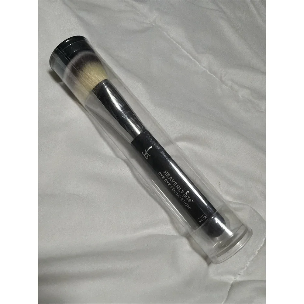 IT Cosmetics Heavenly Luxe Bye Bye Foundation Brush No. 22